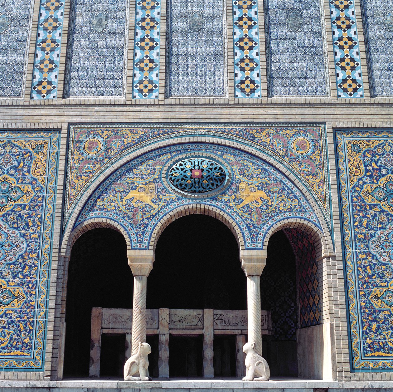 Uno de los aivanes con revestimientos de azulejos, reja y columnas monolíticas de piedra de Islamic School