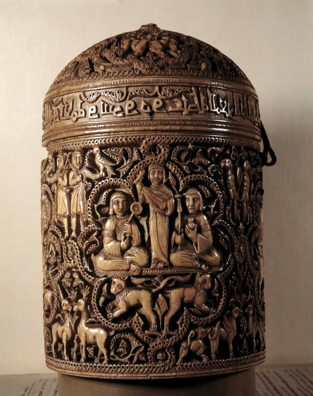 Pyxide (caja) de Al-Mughira (Al Mughira o Moughira) en marfil de Córdoba y destinada al Emir, 968. París, Museo del Louvre de Islamic School