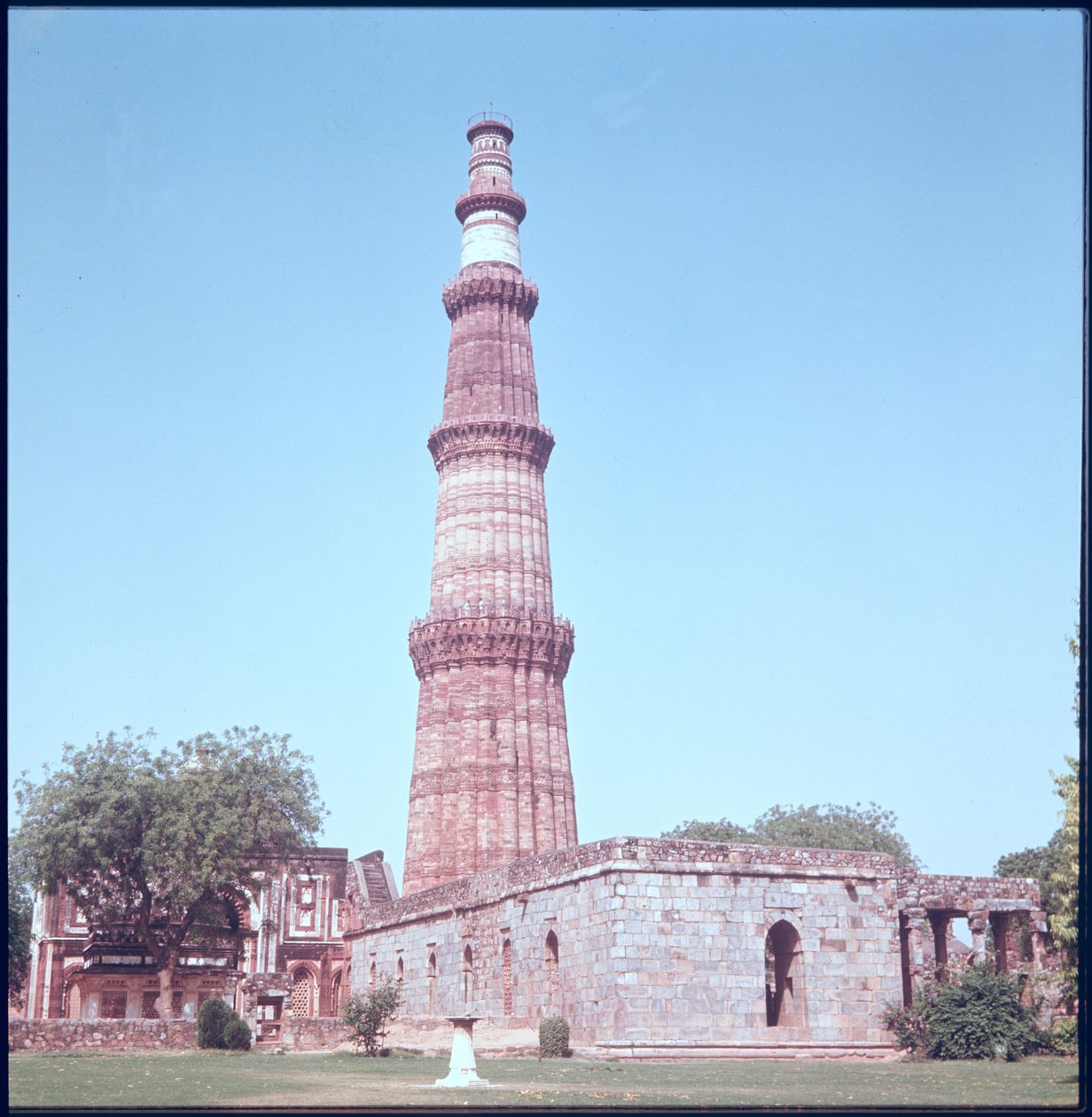 Qutab Minar, construido 1193-1230 de Islamic School