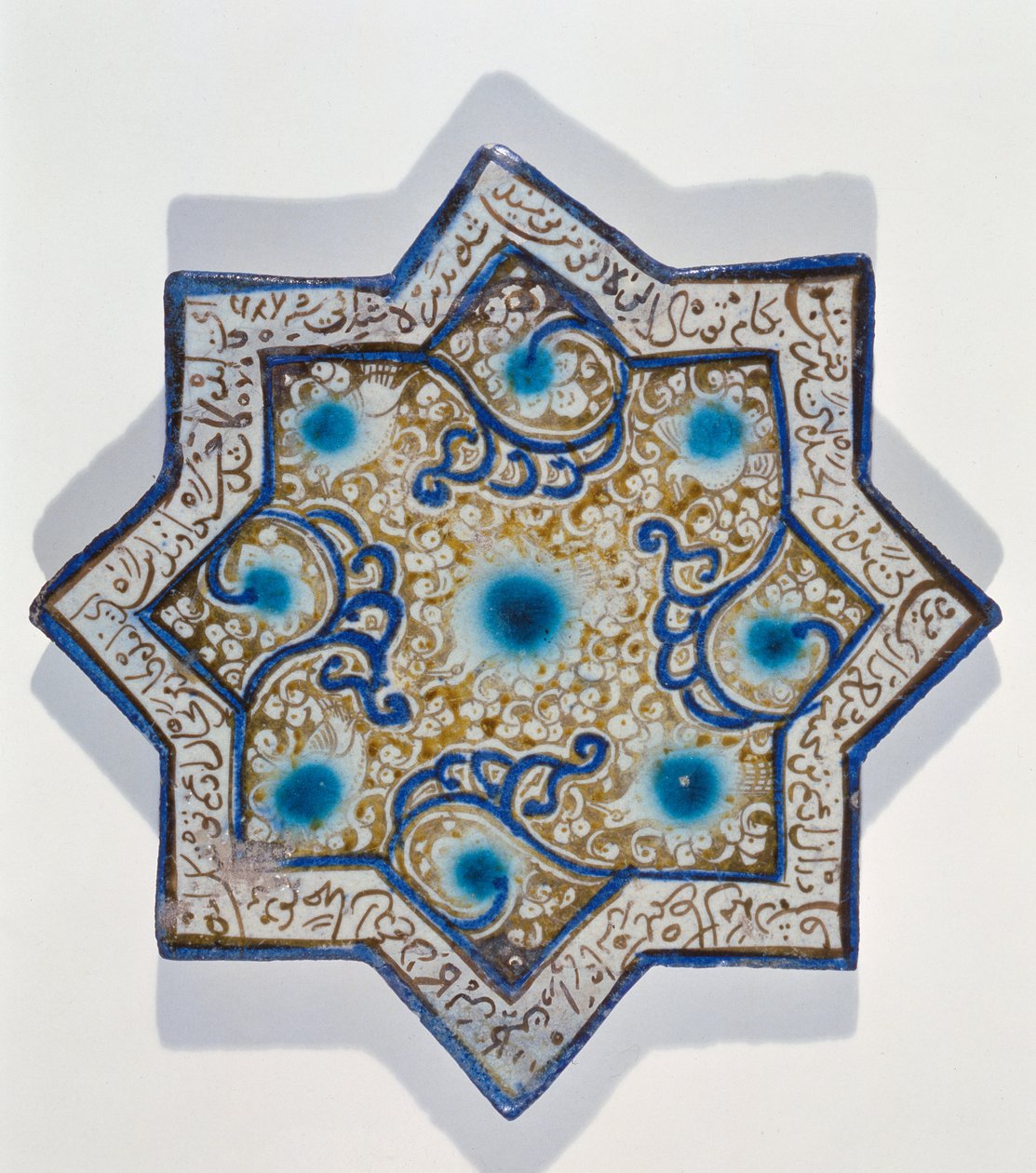 Azulejo en forma de estrella dorado al fuego en el estilo de Takht-e Solaiman, siglo XIII-XIV de Islamic School