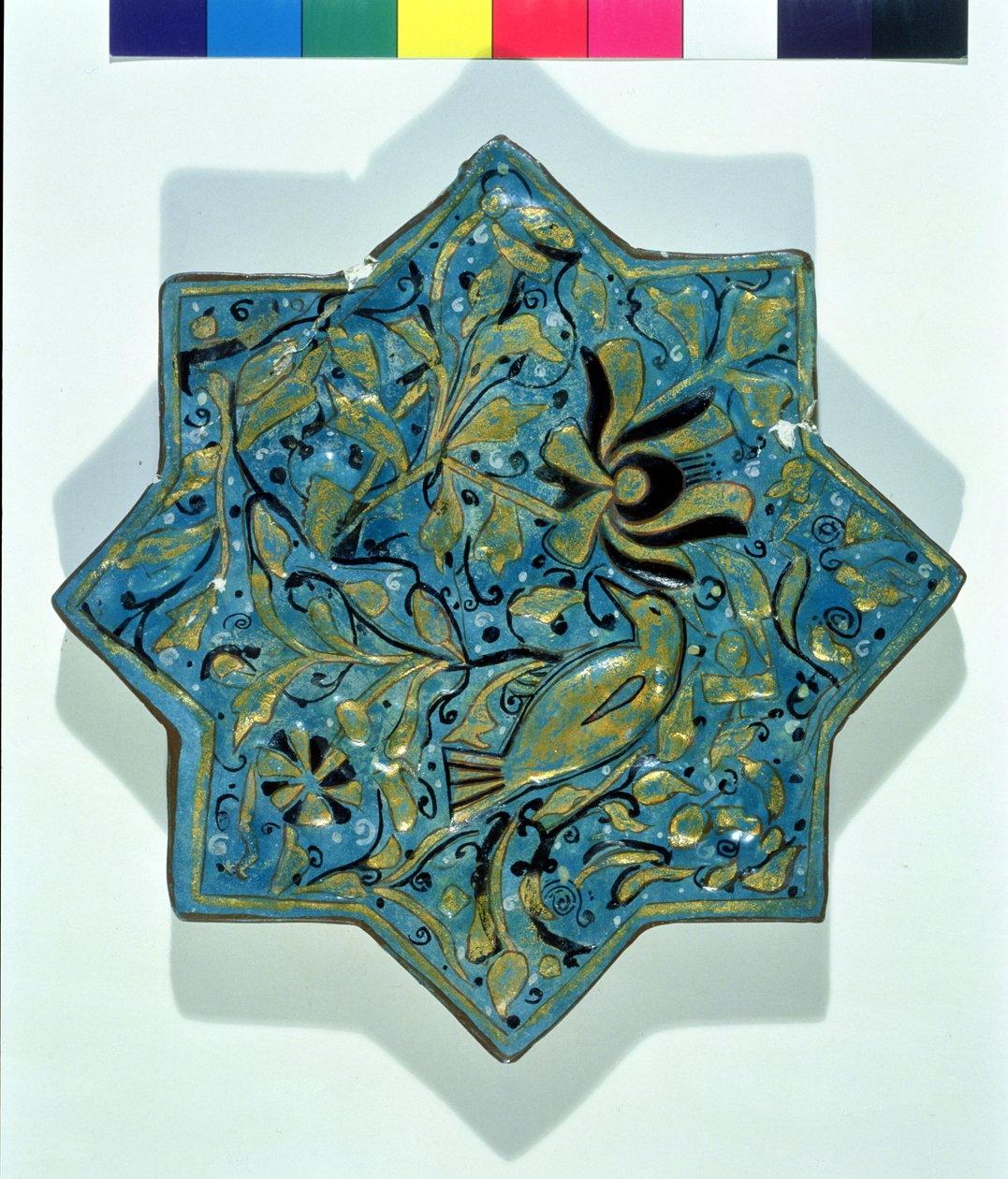 Azulejo en forma de estrella dorado al fuego en el estilo de Takht-e Solaiman, siglo XIII-XIV de Islamic School