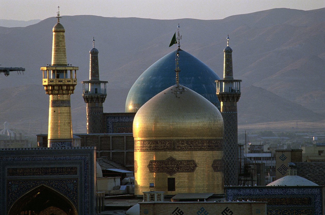 La cúpula dorada y el minarete del santuario del Imam Reza, el 8º Imam chiíta, con la mezquita Timurid Gowhar Shad detrás de Islamic School