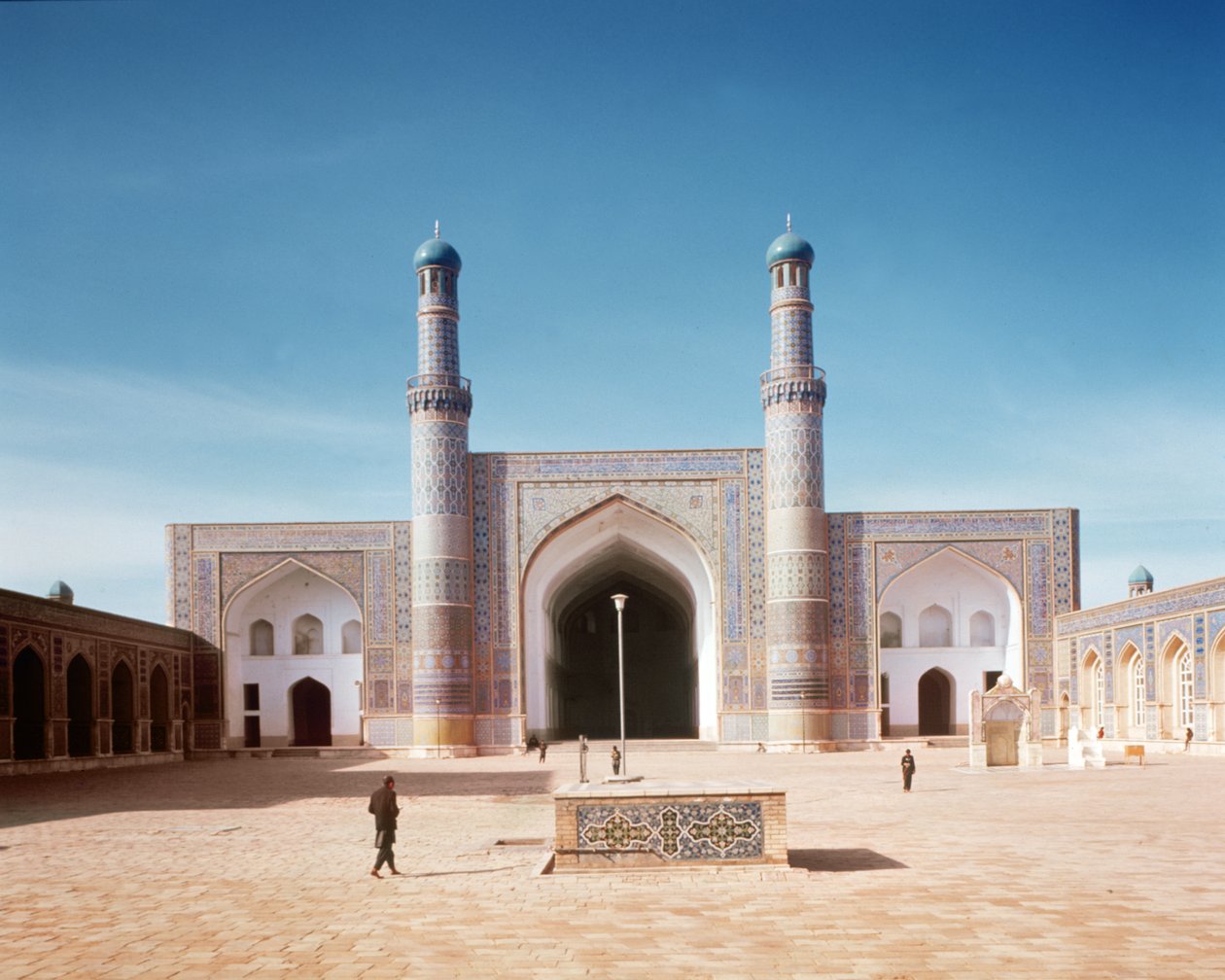 El patio de la Masjid-i Jami o Mezquita del Viernes, fundada en 1200, reconstruida en 1498 de Islamic School