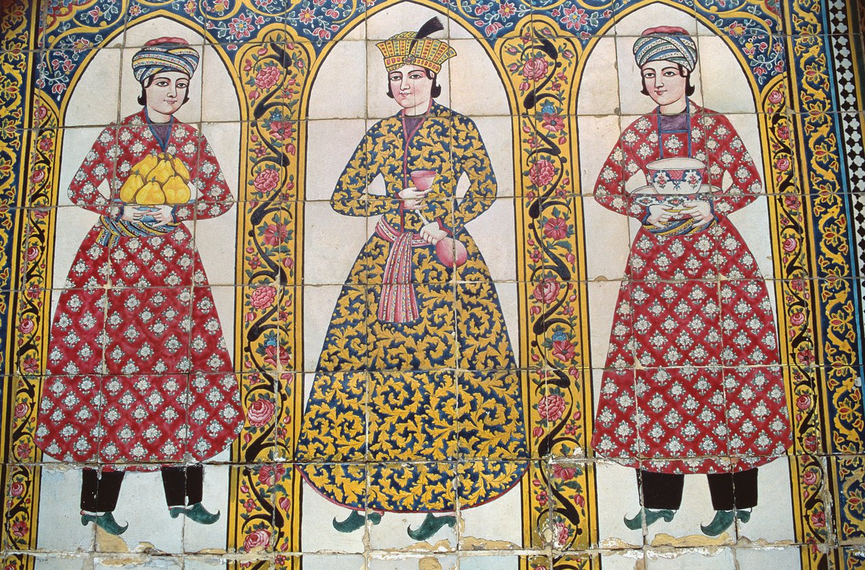 Panel de azulejos que ilustra trajes tradicionales de Islamic School