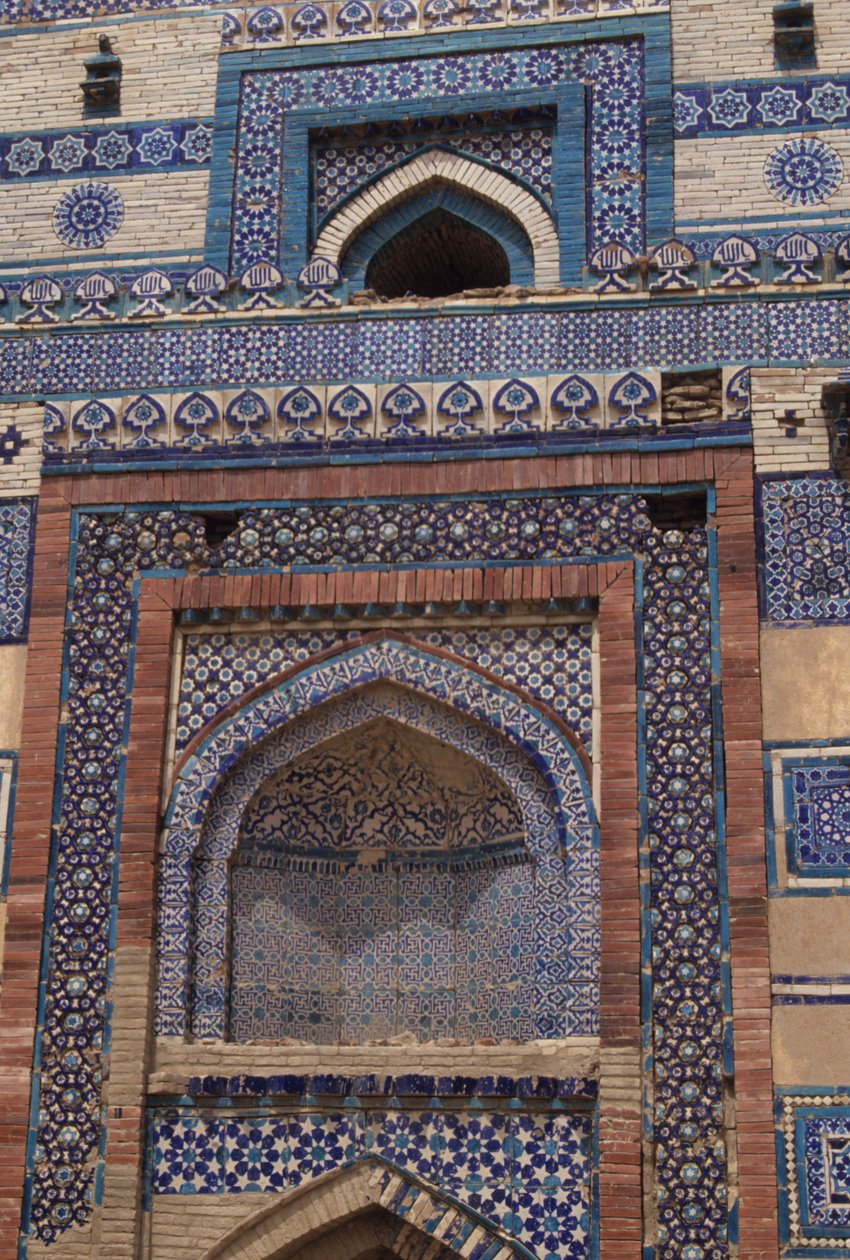 Azulejos en la puerta de entrada al mausoleo de Bibi Jawindi (d.1403) erigido en 1494 de Islamic School