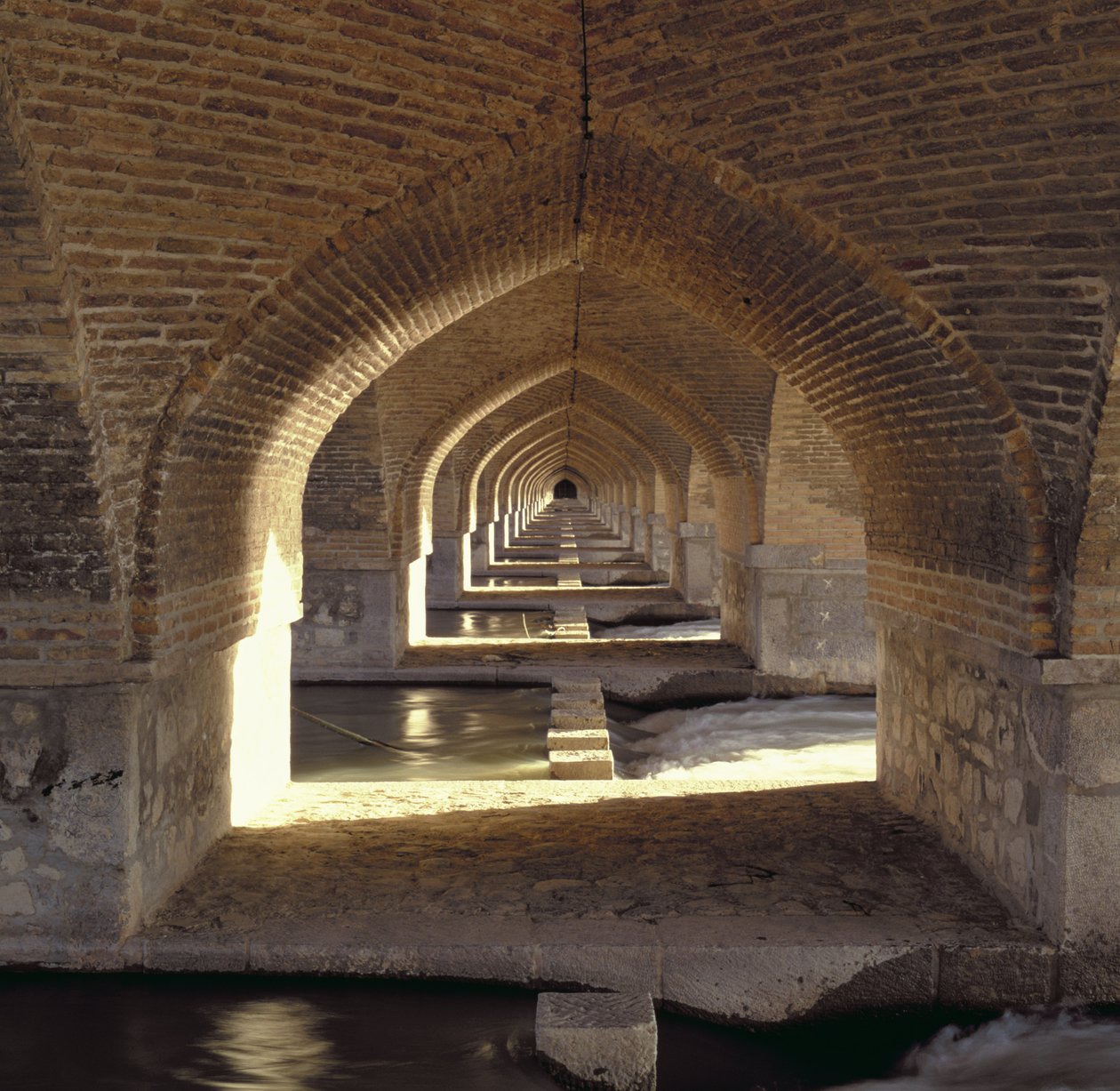 Vista del interior del puente Khaju, período safávida de Islamic School