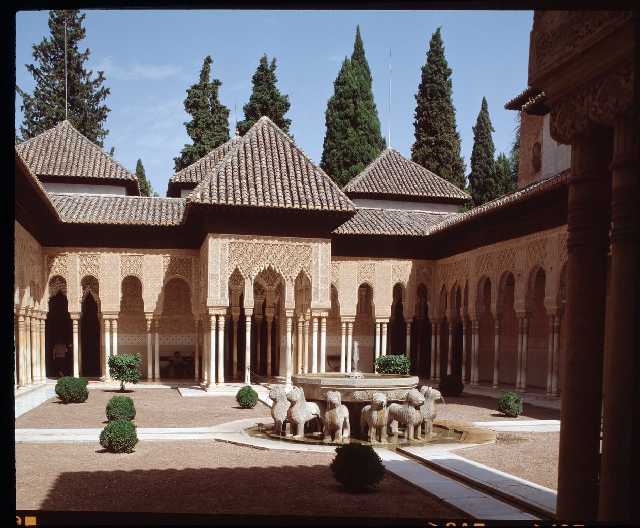 Vista del Patio de los Leones, patio principal del Palacio de los Leones de la dinastía nazarí de Islamic School