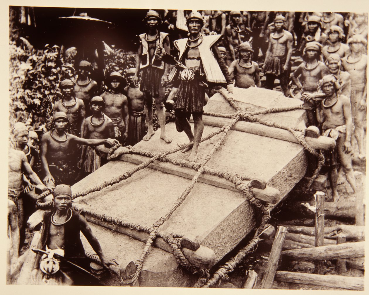 Gente de Nias transportando un megalito, c.1920 de Italian Photographer