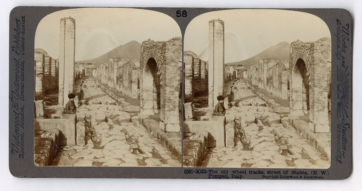 Viejas huellas de ruedas en la Calle Stabian, Pompeya, de The Underwood Travel Library, 1895 de Italian Photographer