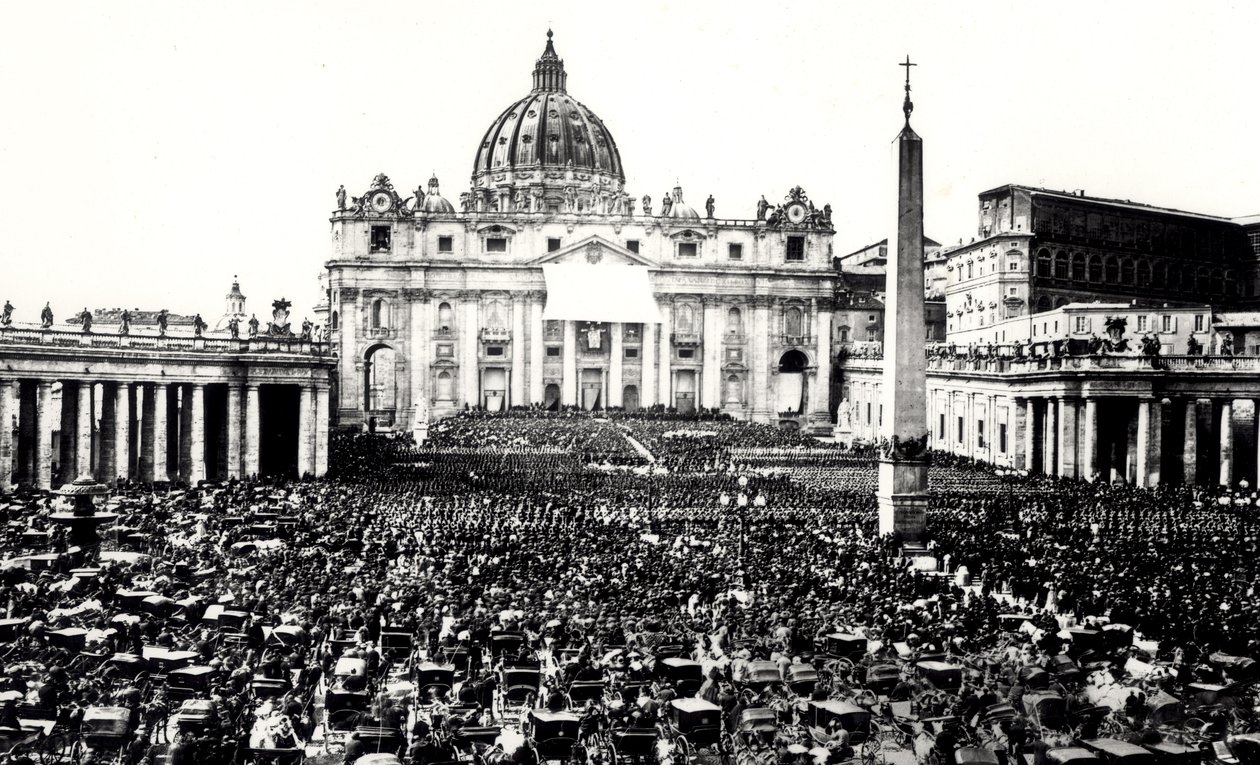 Vista de una multitud en la plaza y basílica de San Pedro, Vaticano, c.1865 de Italian Photographer