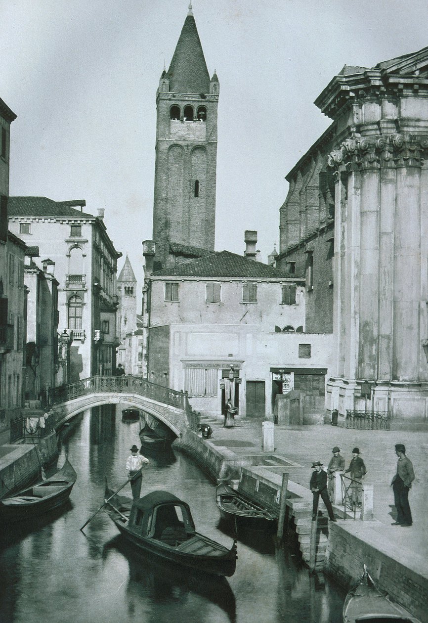 Vista del Canale San Barnaba con el campanario de la Iglesia de San Barnaba de Italian Photographer