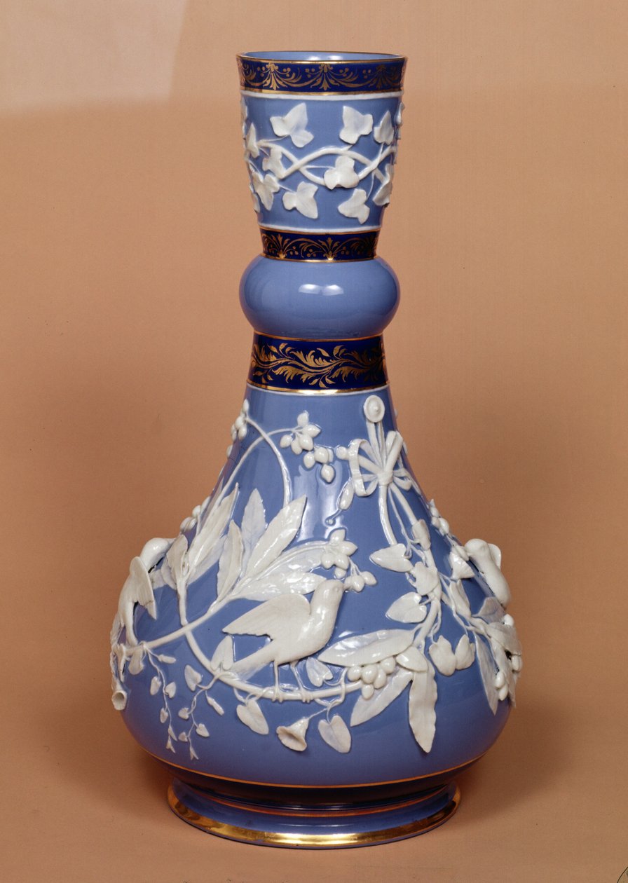 Jarrón con decoración blanca aplicada por Ginori-Lisci, Doccia, 1862 de Italian School