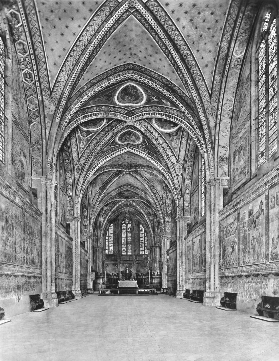 Vista del interior de la iglesia superior de Italian School