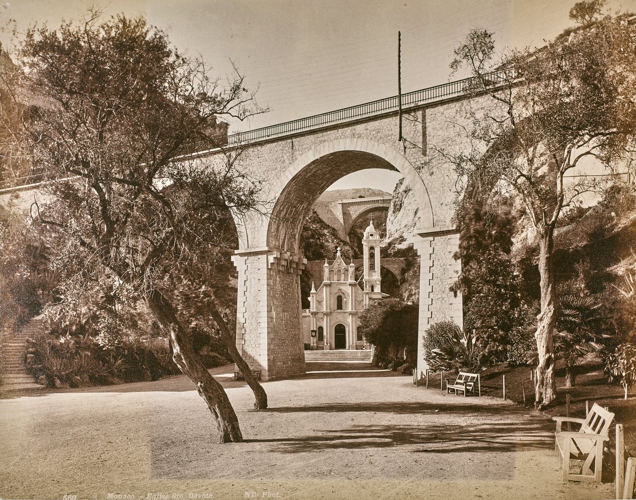 Álbum "Génova y Pisa": Capilla Sainte Dévote en Mónaco, c.1880-90 (foto en blanco y negro) de Italian Photographer