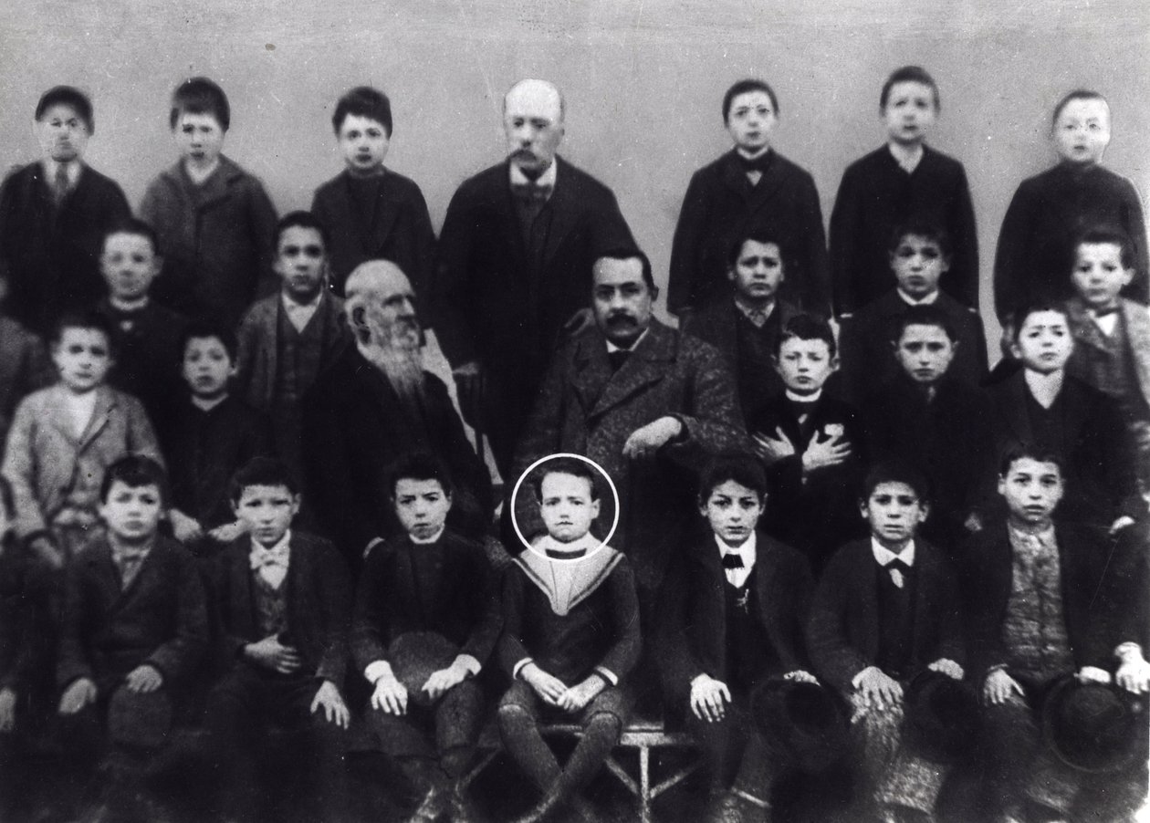 Benito Mussolini en la escuela primaria - Benito Mussolini alumno de primaria - Un retrato de Benito Mussolini con compañeros de clase y algunos maestros de Italian Photographer
