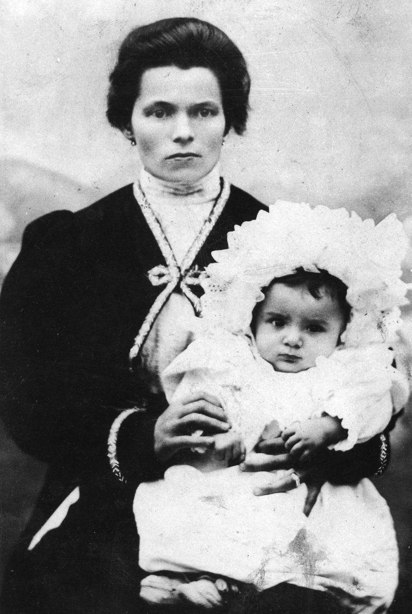 Benito Mussolini de niño con su madre Rosa Maltoni - 1884 - Benito MUSSOLINI (1883-1945) en los brazos de su madre Rosa Maltoni de Italian Photographer