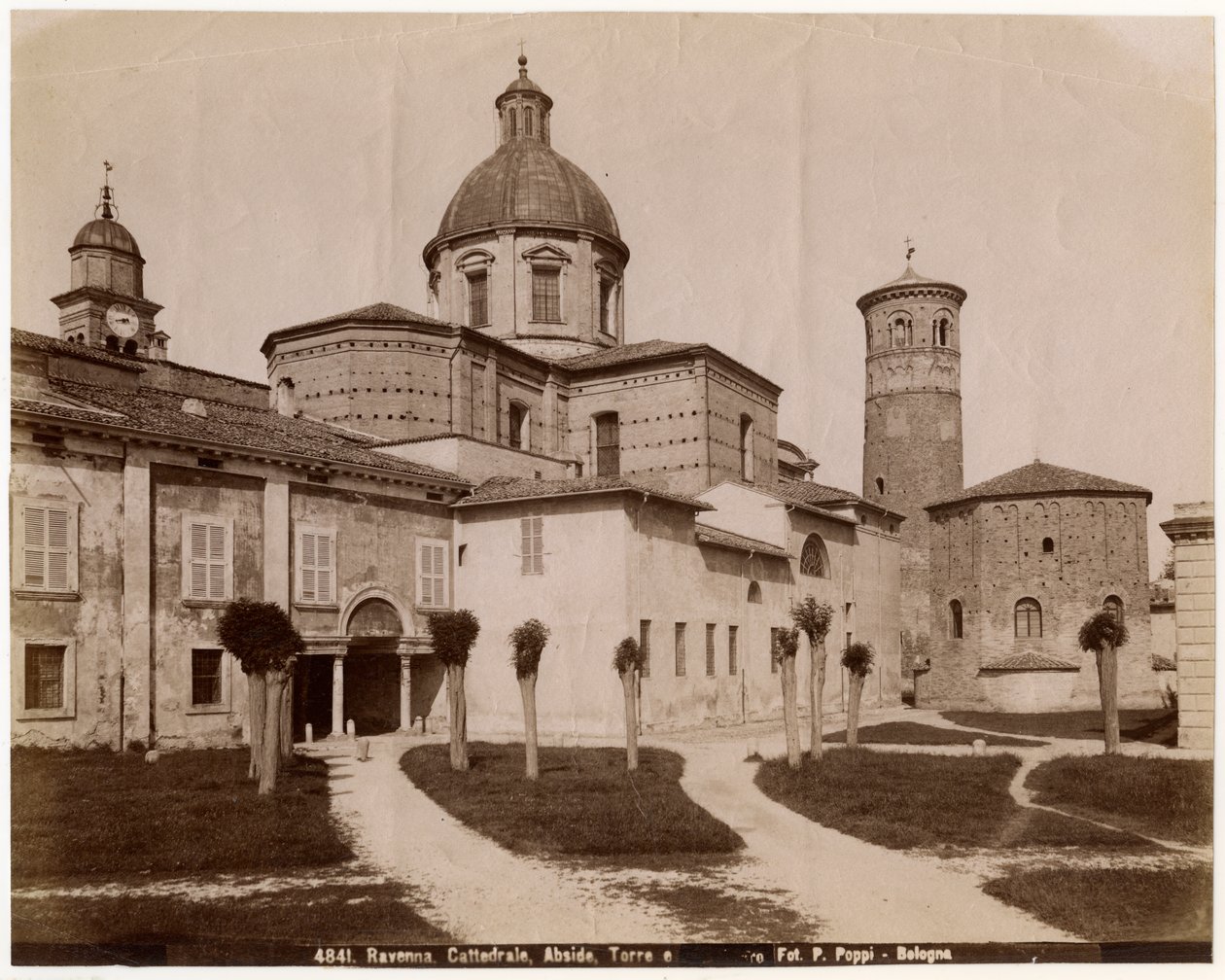 Catedral de la Resurrección de Nuestro Señor Jesucristo, con baptisterio a la derecha, Rávena, Emilia-Romaña, Italia, fotografía de Pietro Poppi, Bolonia, ca 1900 de Italian Photographer