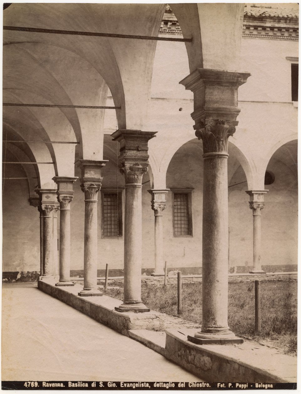 Claustro en la Iglesia de San Juan Evangelista, Rávena, Emilia-Romaña, Italia, fotografía de Pietro Poppi, Bolonia, ca 1900 de Italian Photographer