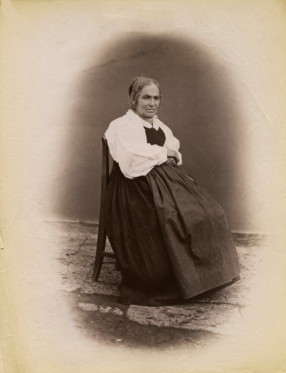 Mujer anciana sentada en una silla, Parre, Lombardía, Italia de Italian Photographer