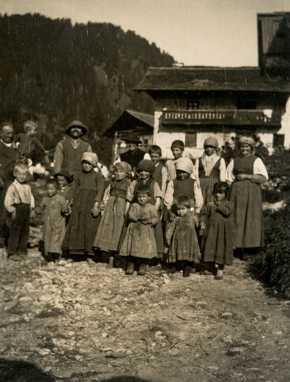 Familia delante de una casa, Valle de Aosta, Italia 1900-1910 de Italian Photographer