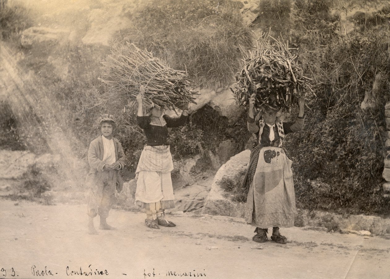 Campesinos cargando haces de leña sobre sus cabezas, Paola, Calabria, fotografía de Leopoldo Menarini, hacia 1910. de Italian Photographer
