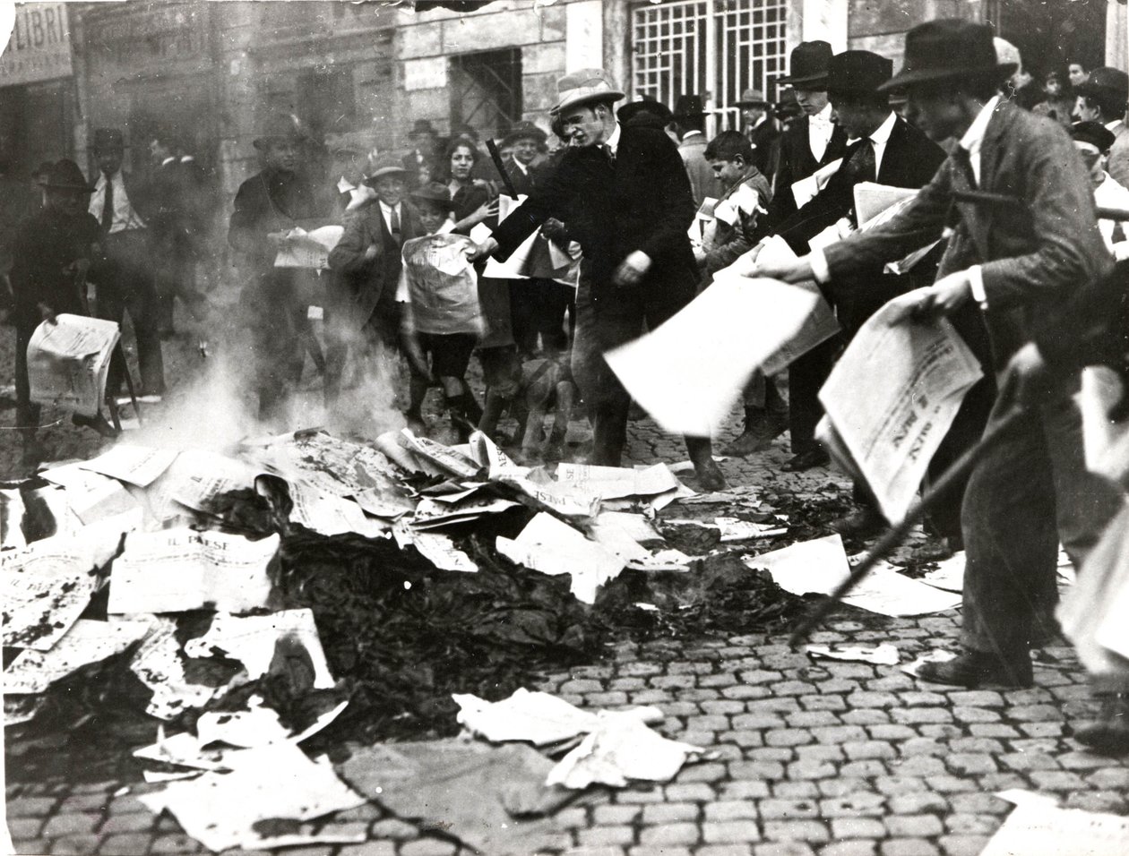 Equipo fascista quemando periódicos socialistas 