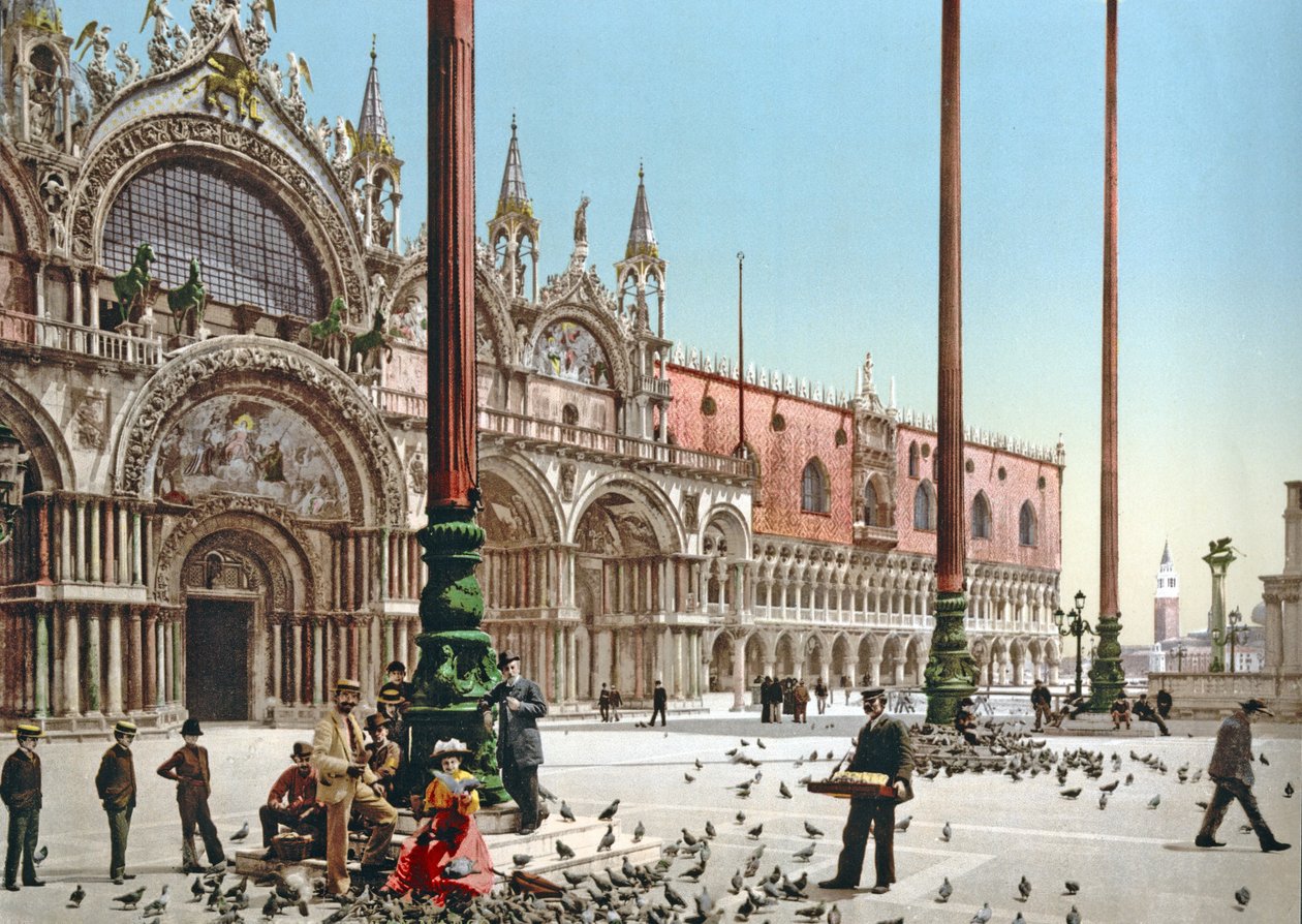 Alimentando a las palomas en la Plaza de San Marcos, Venecia, c.1900 de Italian Photographer