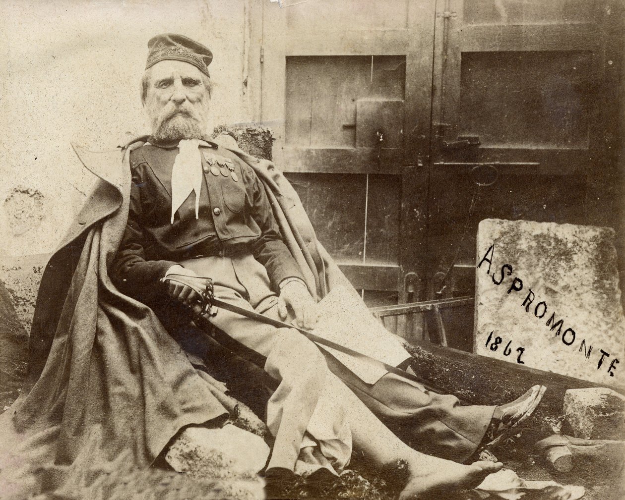 Giuseppe Garibaldi en Aspromonte, con la pierna herida en 1862 de Italian Photographer