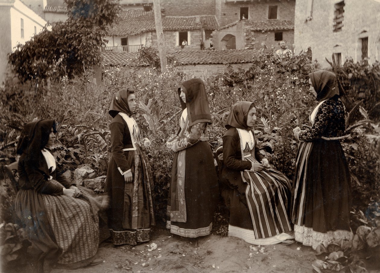 Grupo de mujeres con trajes tradicionales en un jardín, Cerdeña, Italia de Italian Photographer