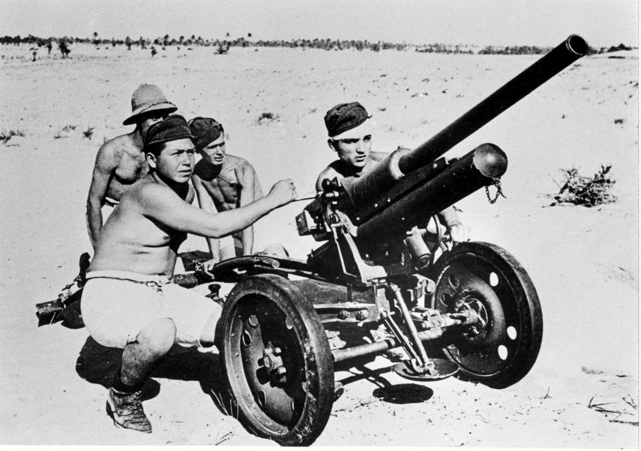 Antitanque italiano en el desierto libio. 1941. de Italian Photographer