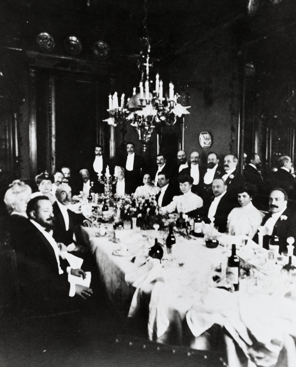 Almuerzo en Casa Sonzogno, entre los invitados es posible reconocer a Francesco Cilea, Pietro Mascagni, Umberto Giordano, Carlo Romussi, Arturo Colautti, Amintore Galli y Edoardo Sonzogno, Milán de Italian Photographer