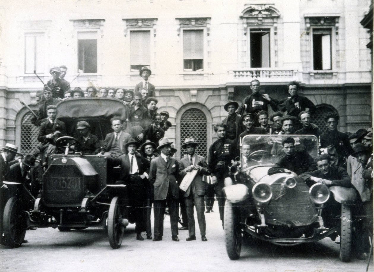 Milán, 3 y 4 de agosto de 1922. La reacción de los fascistas a la huelga. Equipos de acción en la Plaza Scala. de Italian Photographer