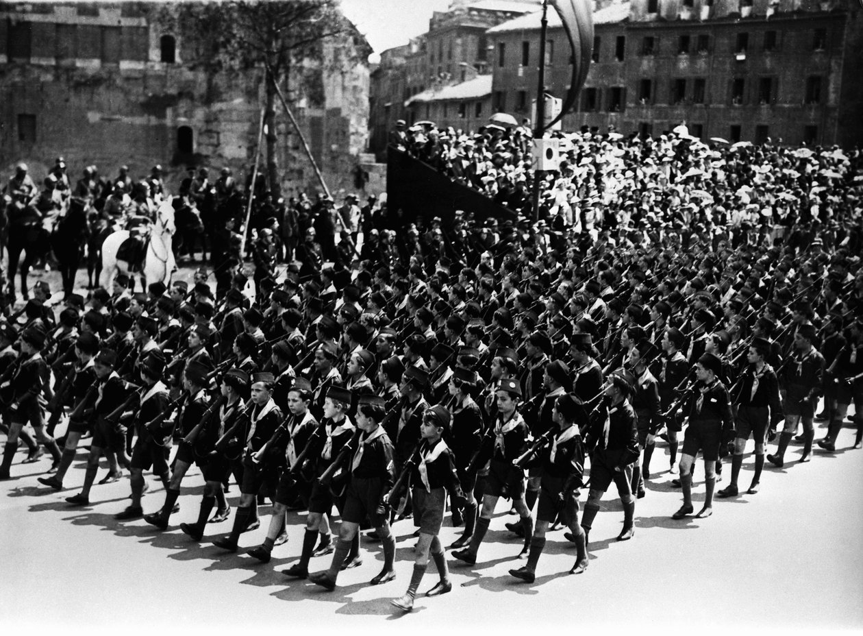 Roma. Desfile de Balilla en Via dell