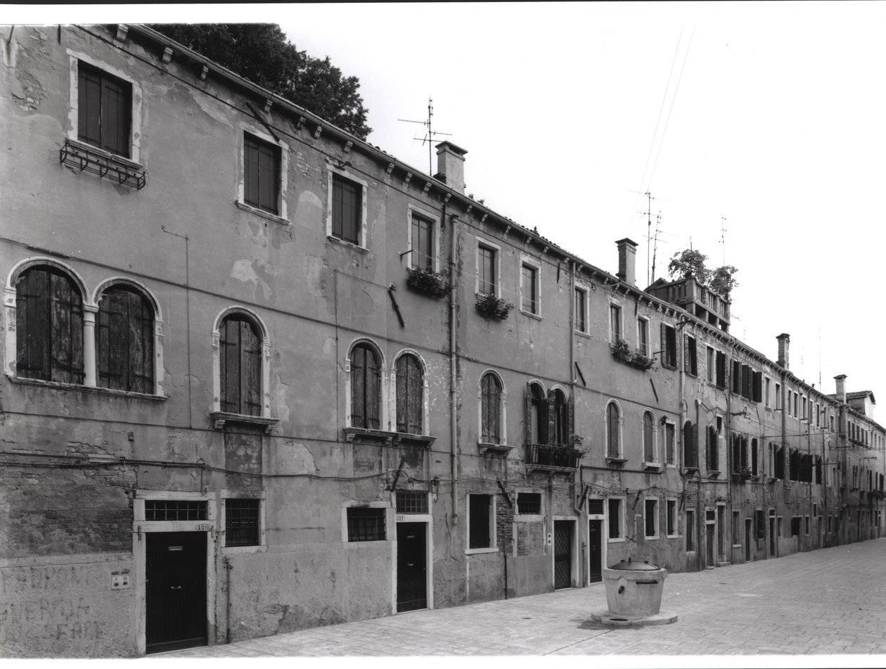 Fila de casas en la Calle Riello, Venecia de Italian Photographer