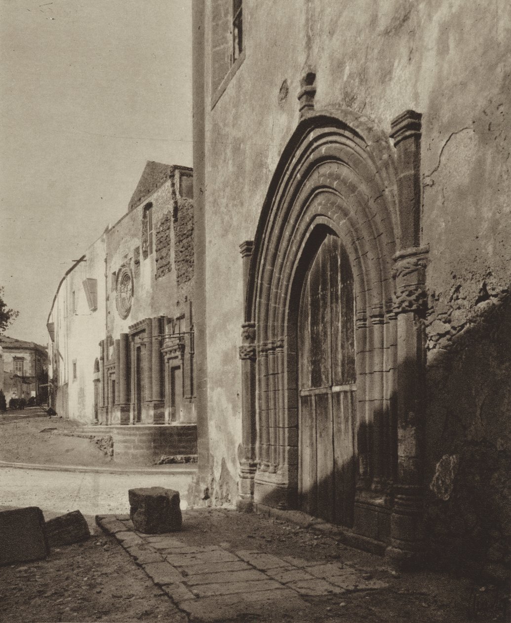 Sicilia / Sicilia: Sciacca, portal gótico (fotografía en blanco y negro) de Italian Photographer
