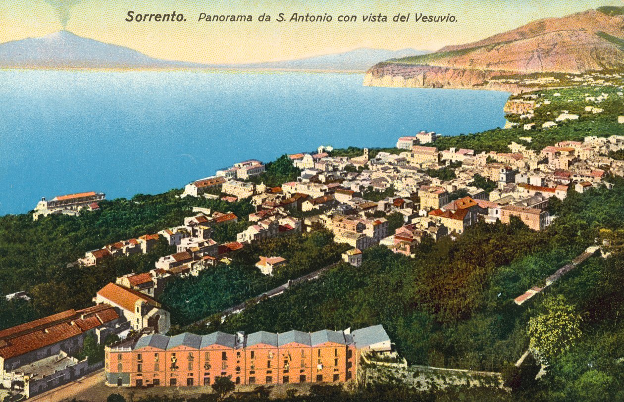 Sorrento, Panorama desde S Antonio con vistas al Vesubio (foto en color) de Italian Photographer