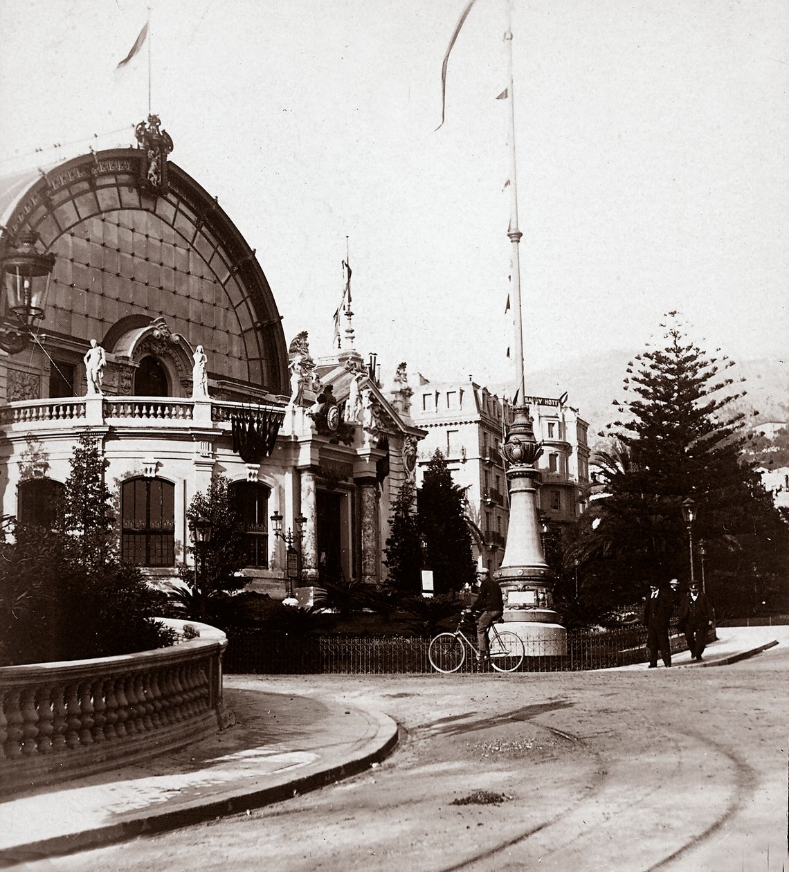 La entrada a la Exposición de Bellas Artes en Montecarlo, en 1898, 25/02/1898 (foto en B/N) de Italian Photographer