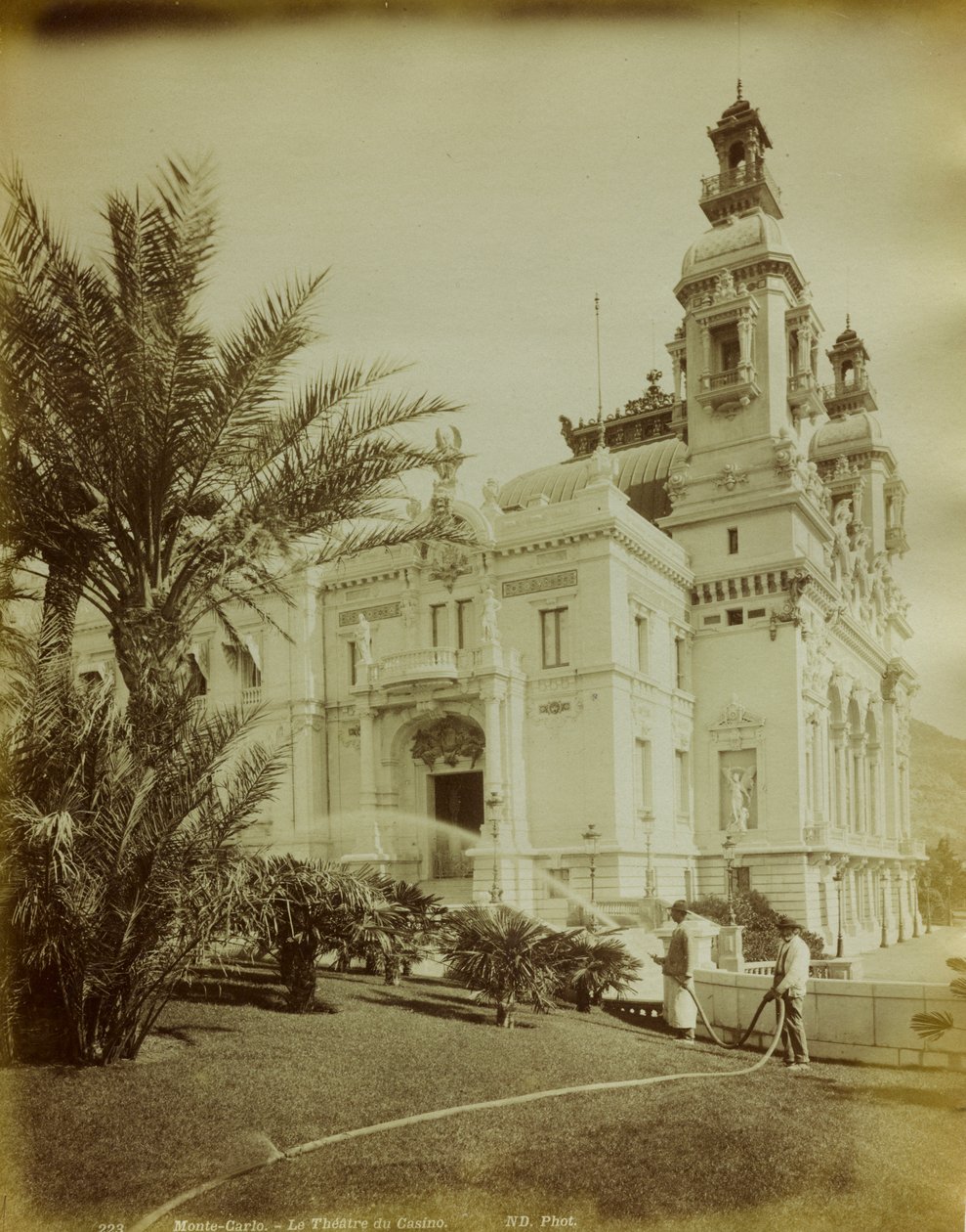 El teatro anexo al Casino en Montecarlo. En primer plano, una vista del jardín adornado con palmeras de Italian Photographer