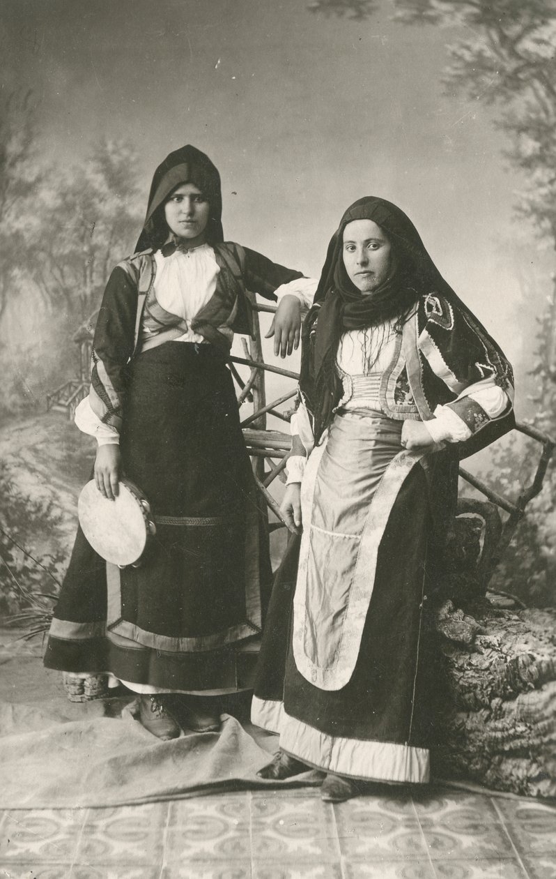 Dos mujeres con trajes tradicionales de Belvi y Aritzo, Cerdeña, Italia, hacia 1910 de Italian Photographer