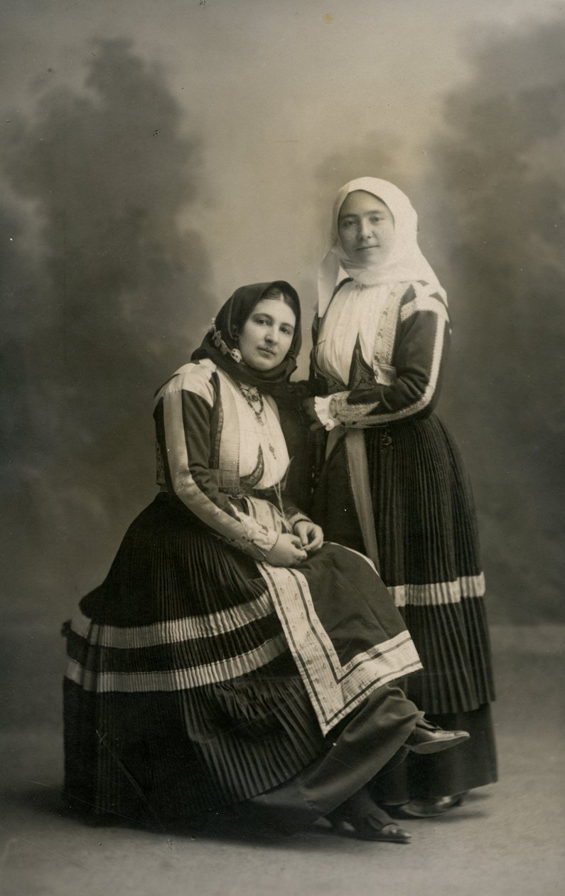 Dos mujeres con trajes tradicionales, Fonni, Cerdeña, Italia, hacia 1915 de Italian Photographer