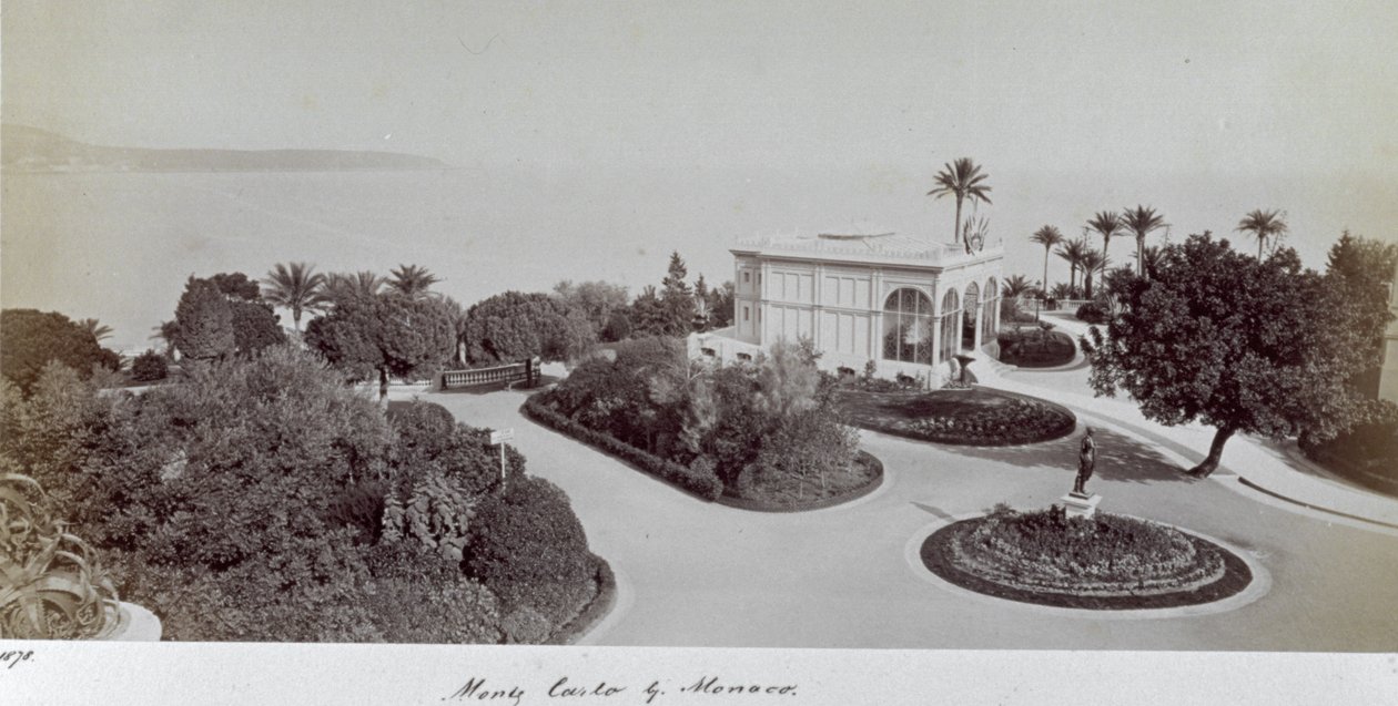 Vista de uno de los jardines de Montecarlo, en el Principado de Mónaco. En el centro del jardín, con vista al mar, un quiosco de Italian Photographer