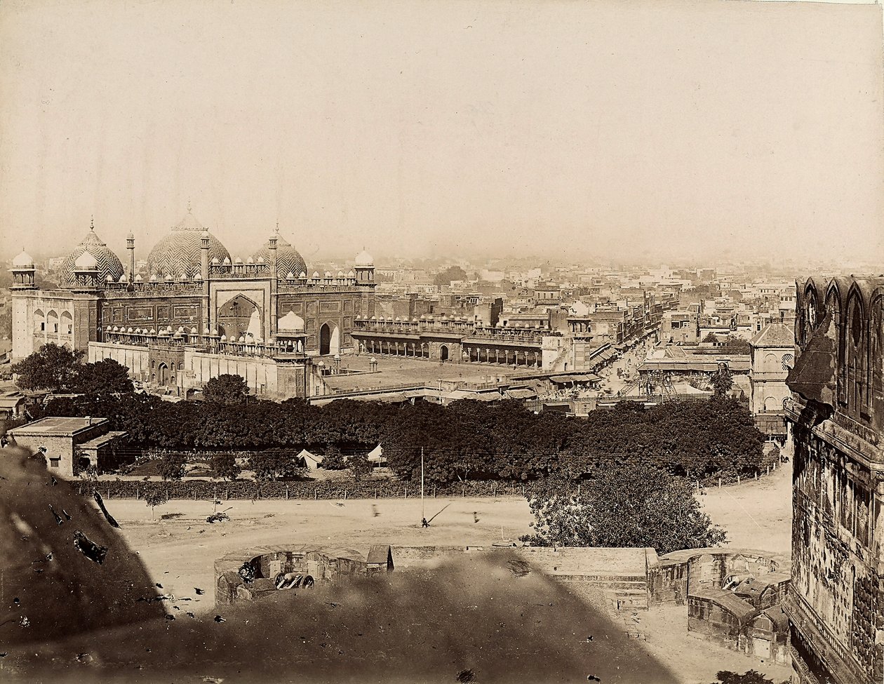 Vista de la ciudad de Agra y la Mezquita Moti (Fuerte de Agra), c.1890 (impresión de gelatina de plata) de Italian Photographer