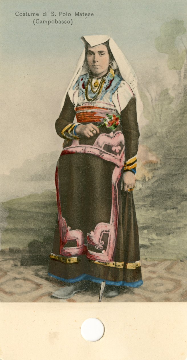 Mujer con traje tradicional, San Polo Matese, Molise, Italia, hacia 1910 de Italian Photographer