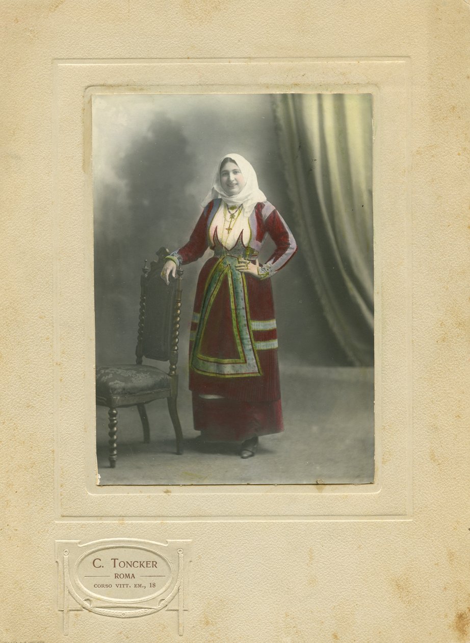 Mujer con traje tradicional, Cerdeña, Italia, fotografía de Camillo Toncker, Roma, hacia 1910. de Italian Photographer