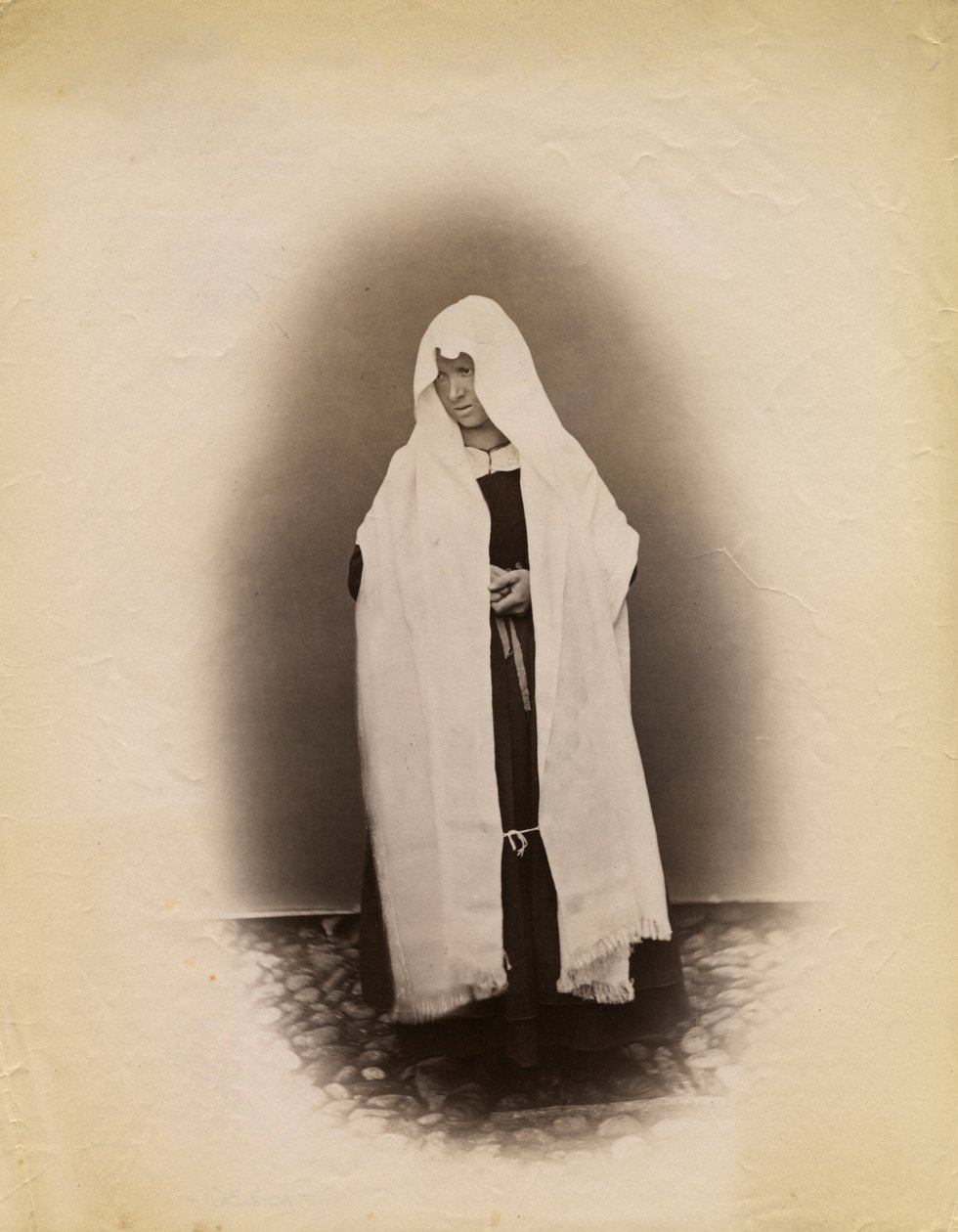 Mujer con ropa de viuda, Parre, Lombardía, Italia, fotografía de Premiata Fotografia Taramelli, Bérgamo de Italian Photographer