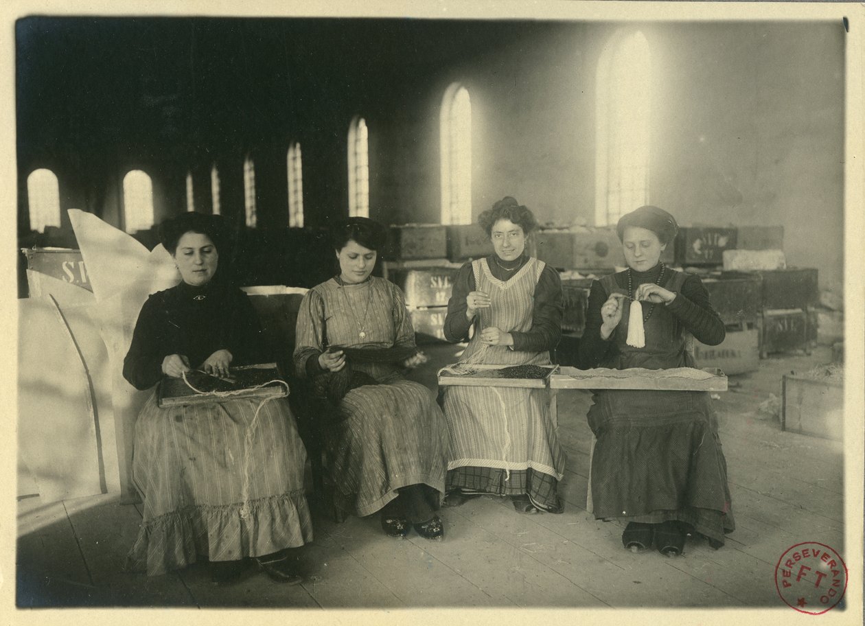 Mujeres trabajando en un taller de pasamanería, Italia, fotografía de F Trembini de Italian Photographer