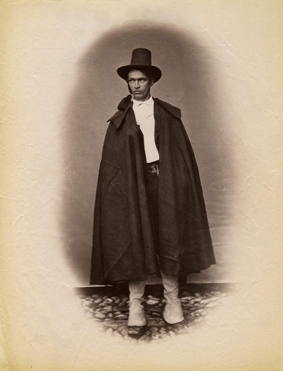 Joven con capa y sombrero, Parre, Lombardía, Italia de Italian Photographer