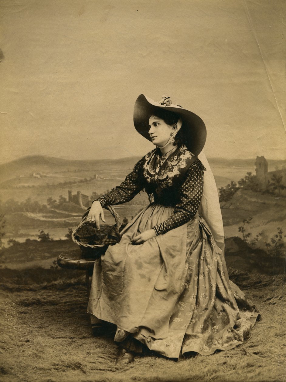 Joven mujer con ropa y sombrero de paja del campo de Siena, Toscana, Italia, fotografía de Paolo Lombardi, Siena, ca 1890 de Italian Photographer
