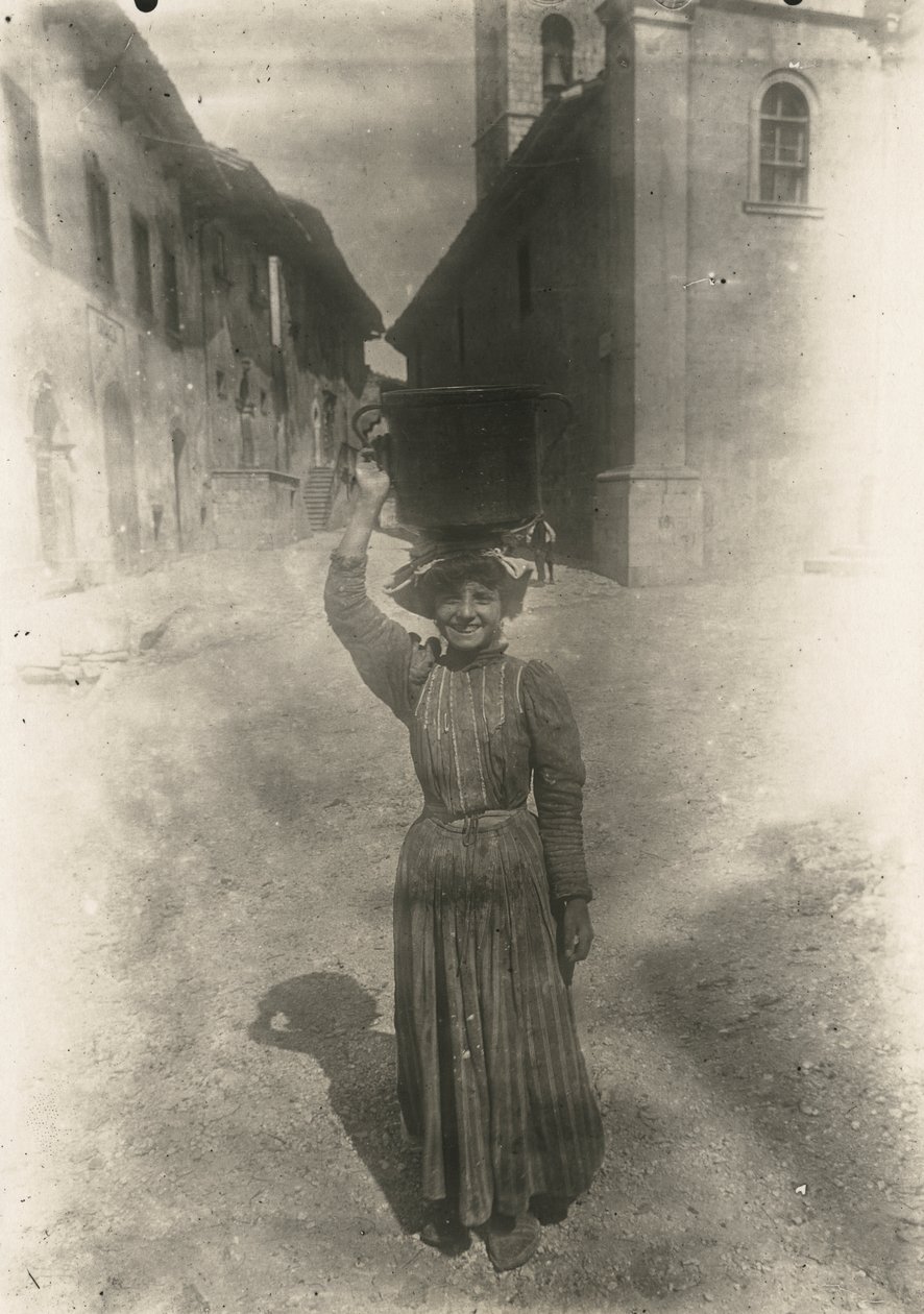 Mujer joven con ropa tradicional, Roccaraso, Abruzos, Italia, hacia 1905 de Italian Photographer