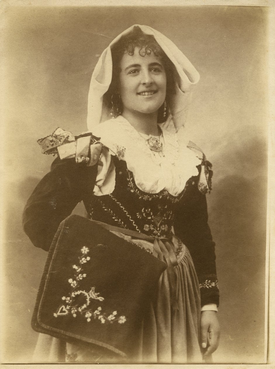 Mujer joven con traje tradicional y tocado, Abruzos, Italia de Italian Photographer